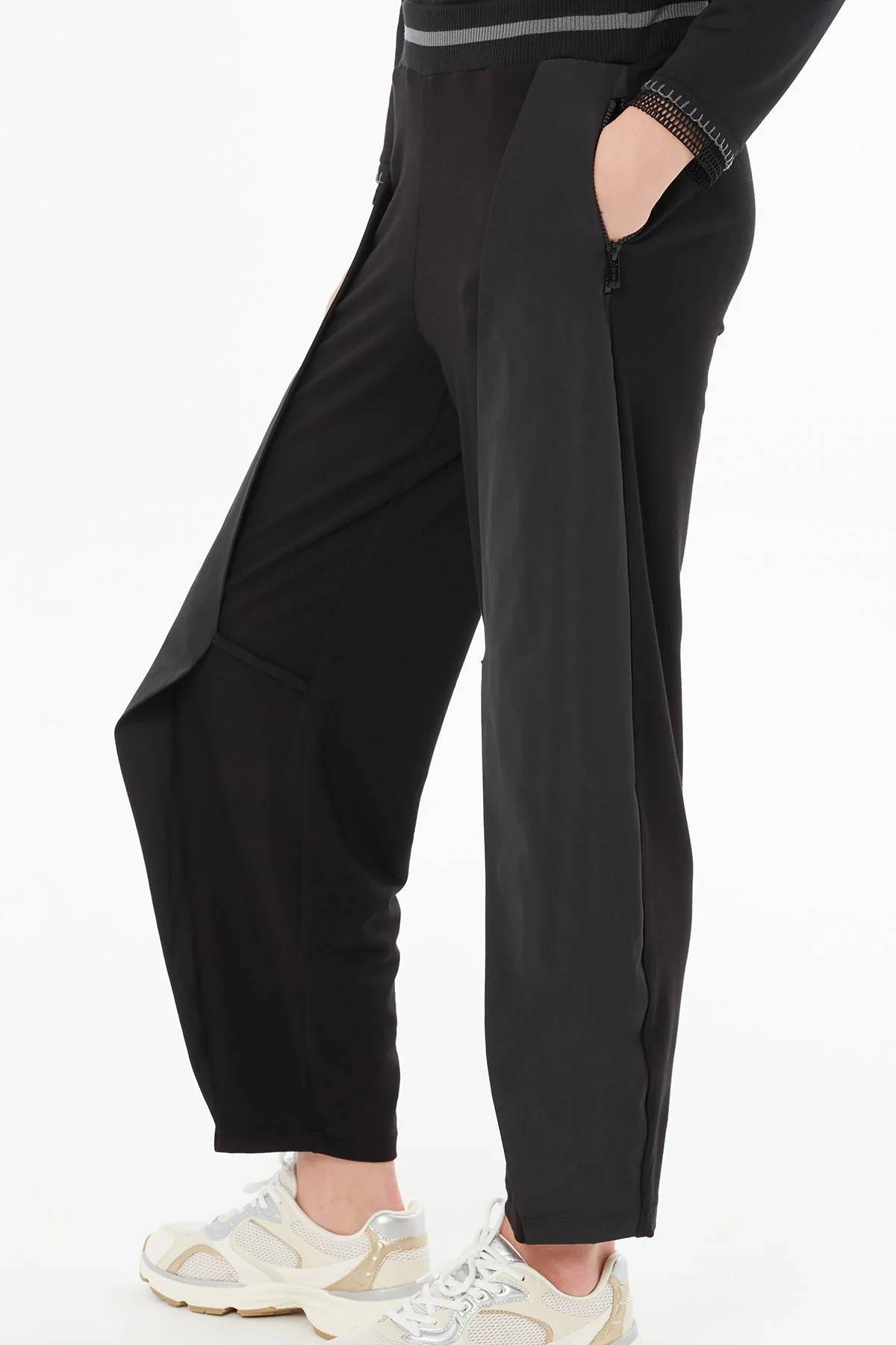 Black Ankle-Length Sweatpants - Image 3