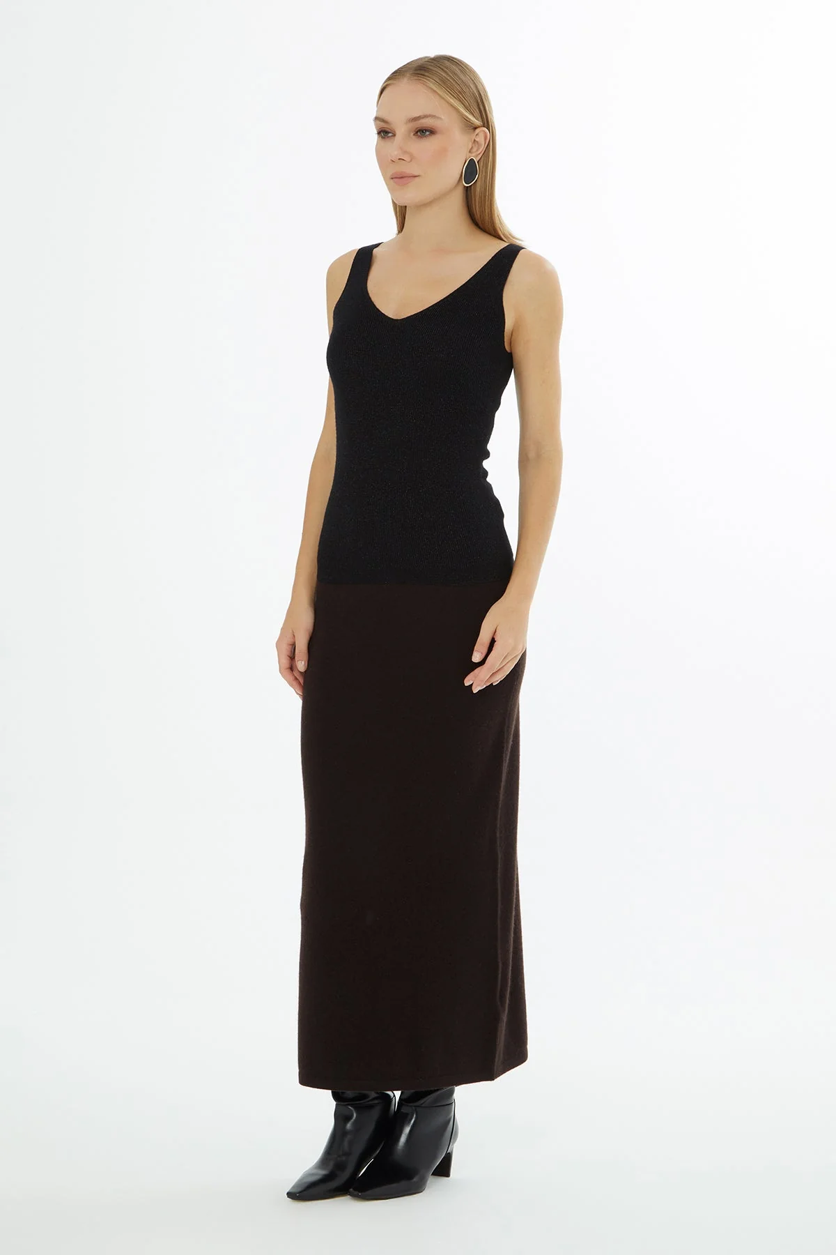 Black V-Neck Sleeveless Blouse - Image 4