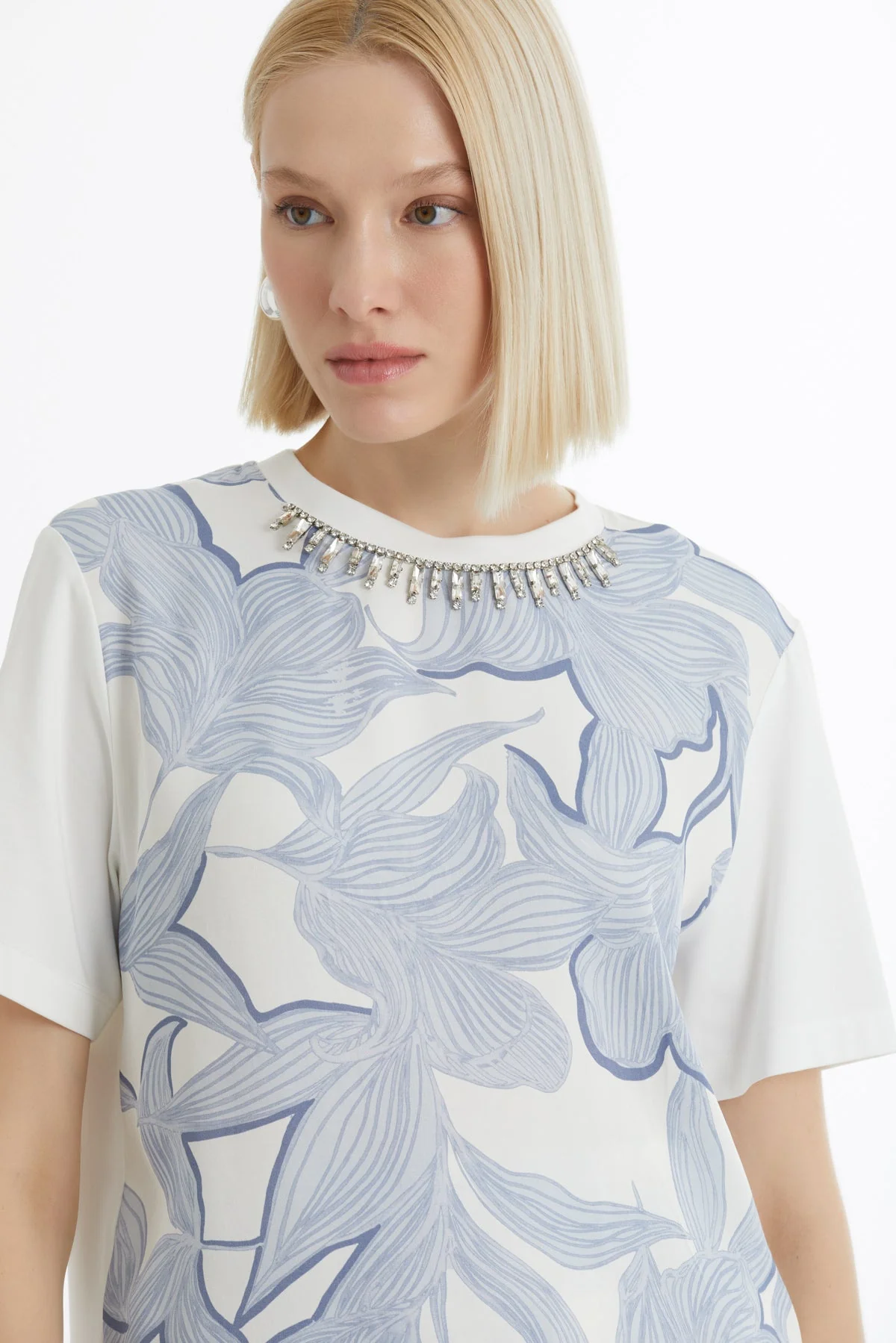 Blue Necklace-Detail Printed T-Shirt - Image 3