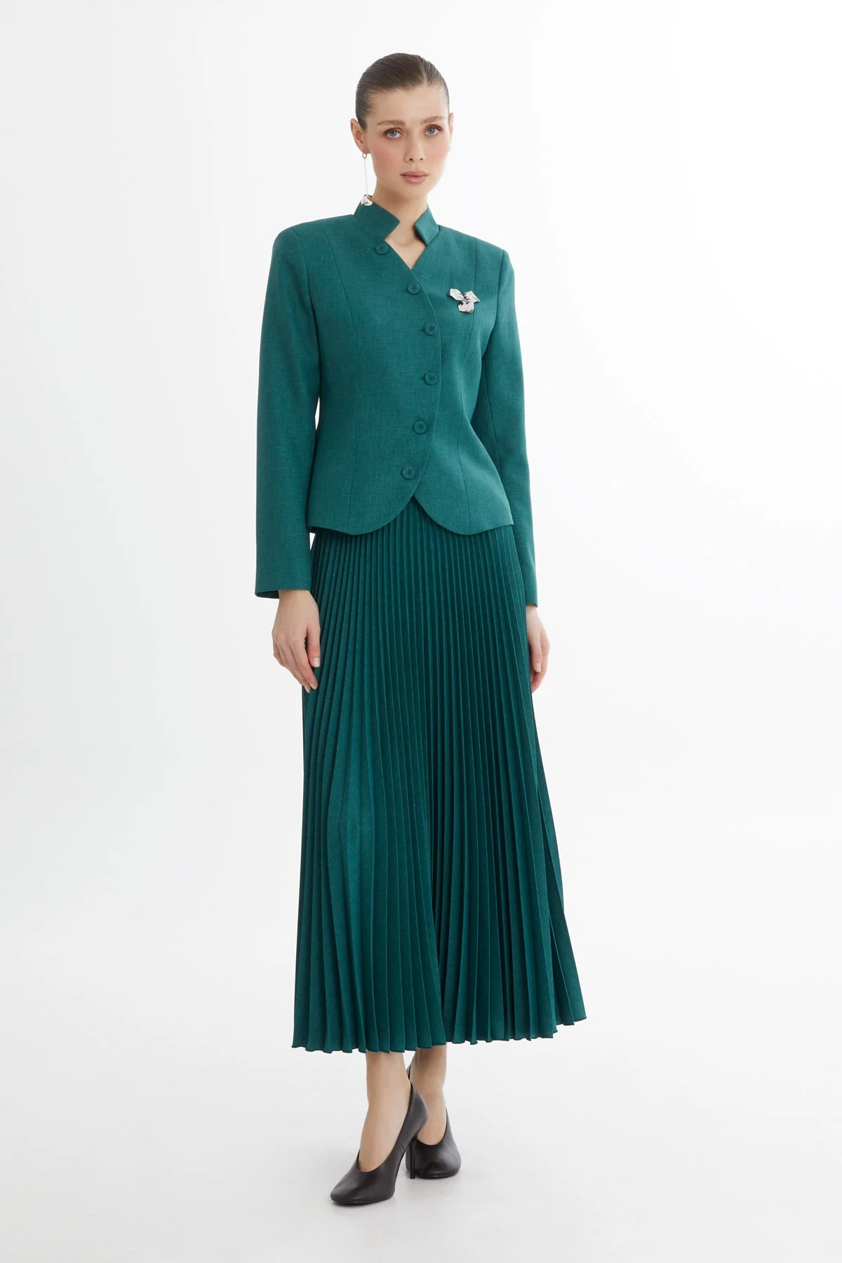 Red Short Jacket Suit with Brooch - Image 3